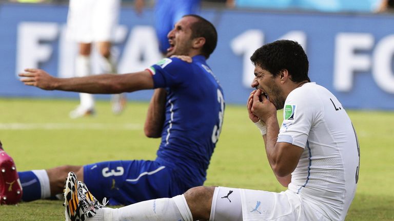 Nach Suarez Eklat 2014 Ifab Nimmt Beissen Ins Reglement Auf Fussball News Sky Sport