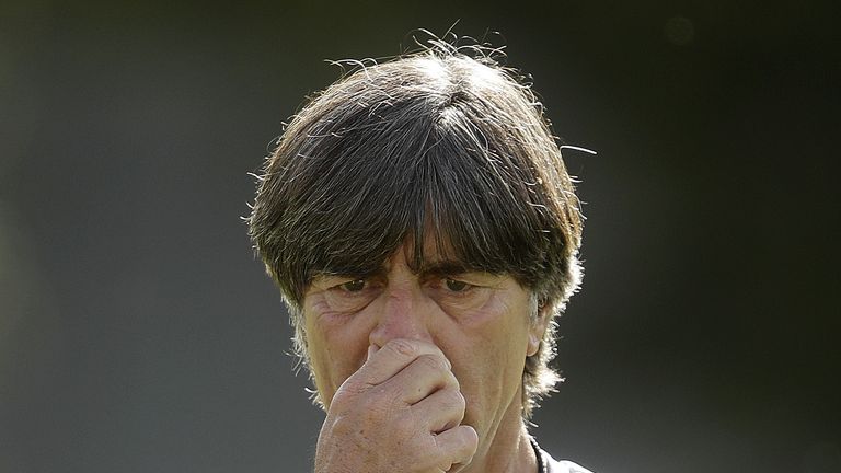 Nachdenklicher Bundestrainer: Das DFB-Team braucht gegen Südkorea einen Sieg mit zwei Toren Unterschied, um sicher weiterzukommen.