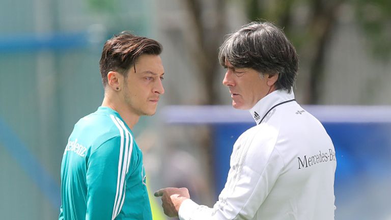 Mesut Özil (links) darf beim WM-Auftakt gegen Mexiko angeblich von Beginn an spielen. 