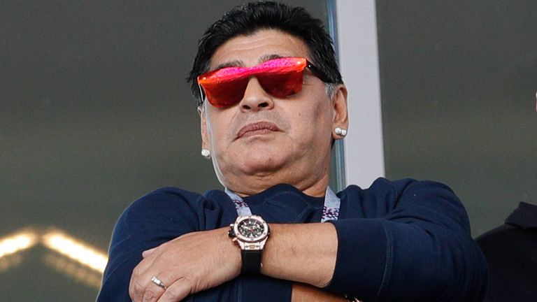 Diego Armando Maradona blickt unzufrieden auf die Leistung der Albiceleste.