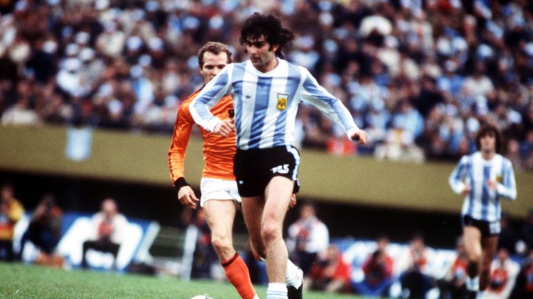 Den ersten Goldenen Schuh holte sich der Argentinier Mario Kempes mit sechs Treffern bei seiner Heim-WM. Und es sollte noch mehr Gold geben: Am Ende durfte er auch noch die Titeltrophäe in die Luft stemmen.