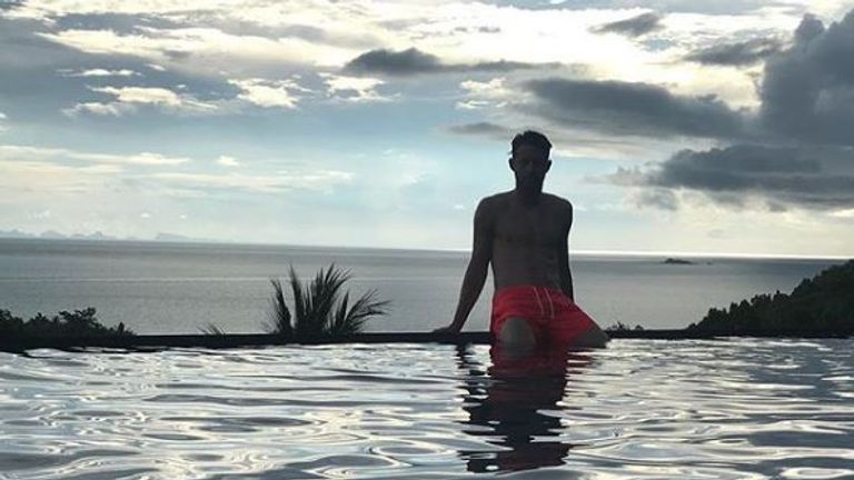 Am Pool findet man Mark Uth. Bevor es nach der Sommerpause zum FC Schalke 04 geht, verbringt der 26-Jährige seinen Urlaub in Thailand. Aber es sieht so aus, als wären Gewitterwolken im Anmarsch. (Quelle: www.instagram.com/markuth/)