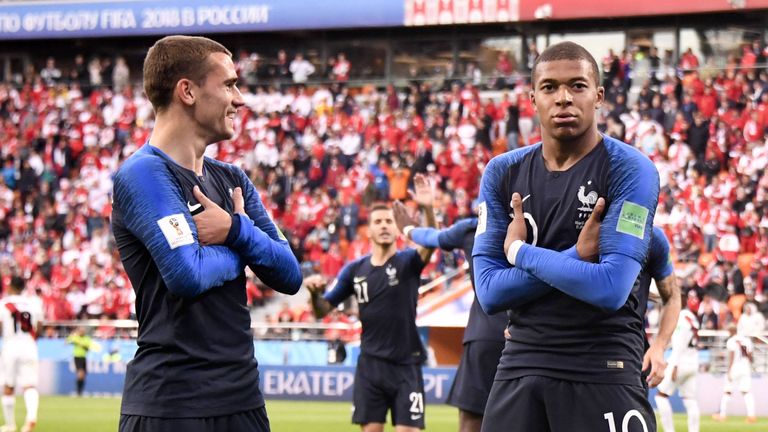 Kylian Mbappe bejubelt seinen ersten WM-Treffer auf besondere Art und Weise.