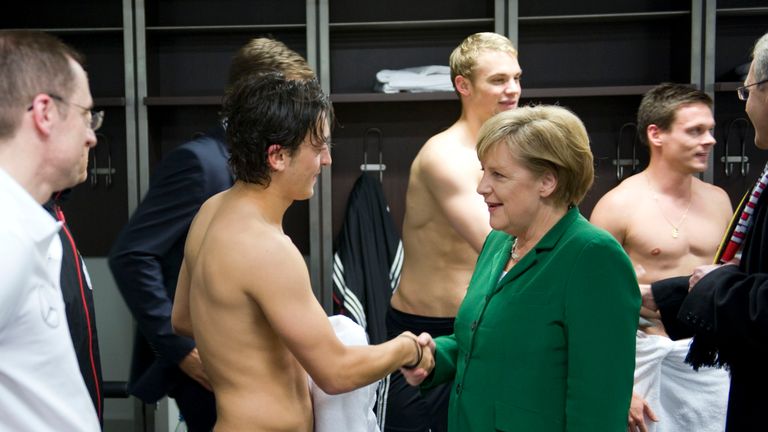 Bundeskanzlerin Angela Merkel besucht die Nationalelf in der Kabine.