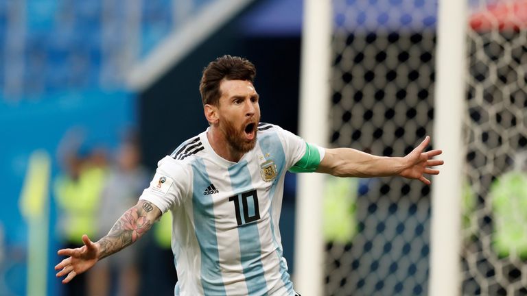 Lionel Messi erzielt gegen Nigeria das 1:0 für Argentinien.