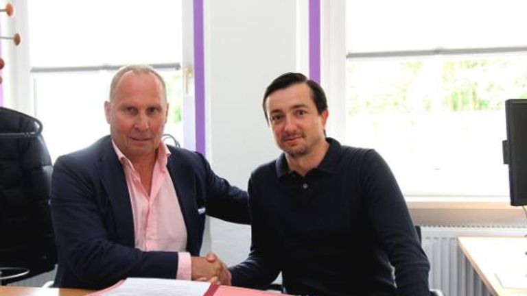 Daniel Meyer unterschreibt beim FC Erzgebirge Aue. (Quelle: twitter.com/FCErzgebirgeAue)