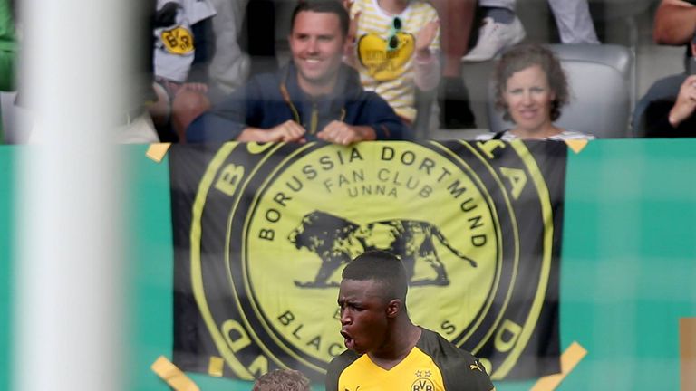 Youssoufa Moukoko (r.) feiert sein entscheidendes Tor für den BVB im B-Jugend-Finale gegen den FC Bayern.