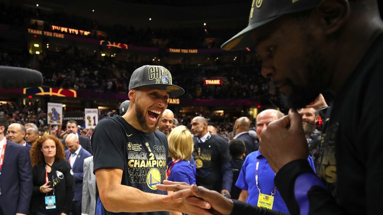 Stephen Curry und Kevin Durant feiern ihre Titelverteidigung mit den Dubs. 