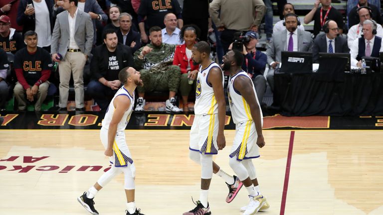 Warriors-Superstar Kevin Durant (Mitte) führt sein Team mit einem persönlichen Playoff-Rekord von 43 Punkten zum Erfolg. 