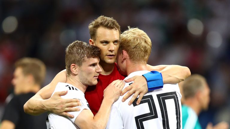 An der Erleichterung nach dem Last-Minute-2:1-Sieg gegen Schweden hat Manuel Neuer großen Anteil. Im deutschen Team gab es neben Führungsspieler-Qualitäten im zweiten Gruppenspiel auch Totalausfälle zu beobachten.