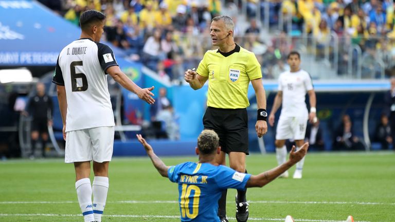Neymar legt im Strafraum eine glasklare Schwalbe hin und bekommt erst den Elfer - doch dank Videobeweis wird der Strafstoß aberkannt.