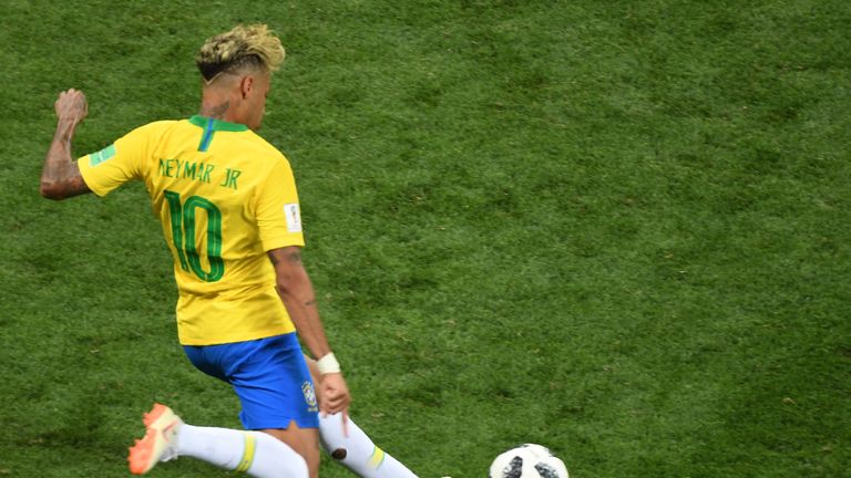 Rätselraten um die Löcher in den Stutzen von Neymar.