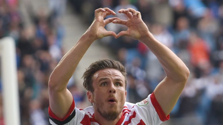 Nicolai Müller verlässt Absteiger Hamburger SV und heuert bei seinem Jugendverein Eintracht Frankfurt an. Beim DFB-Pokalsieger unterschreibt der 30-Jährige einen Vertrag bis 2020.