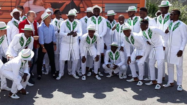Die Nationalmannschaft Nigerias reist in einem traditionellen Outfit nach Russland. (Bildquelle: Twitter/ thenff)