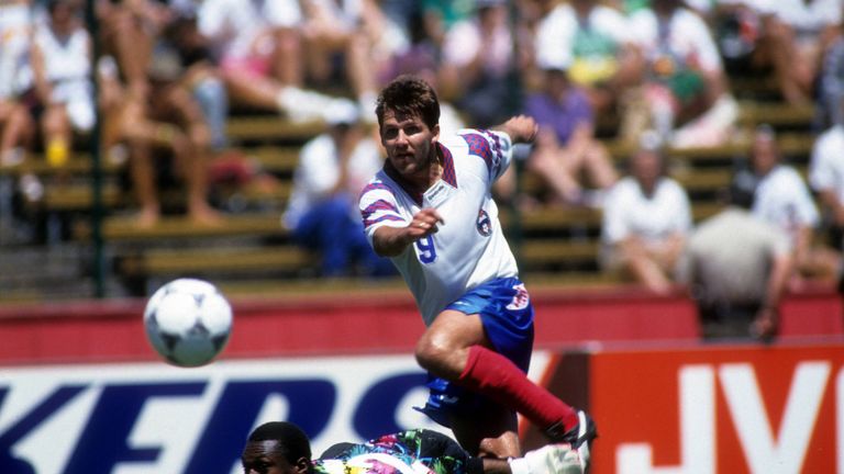 Beim WM-Debüt in den USA teilten sich am Ende erstmals zwei Spieler den Goldenen Schuh: Oleg Salenko traf für Russland ebenso sechsmal wie ...