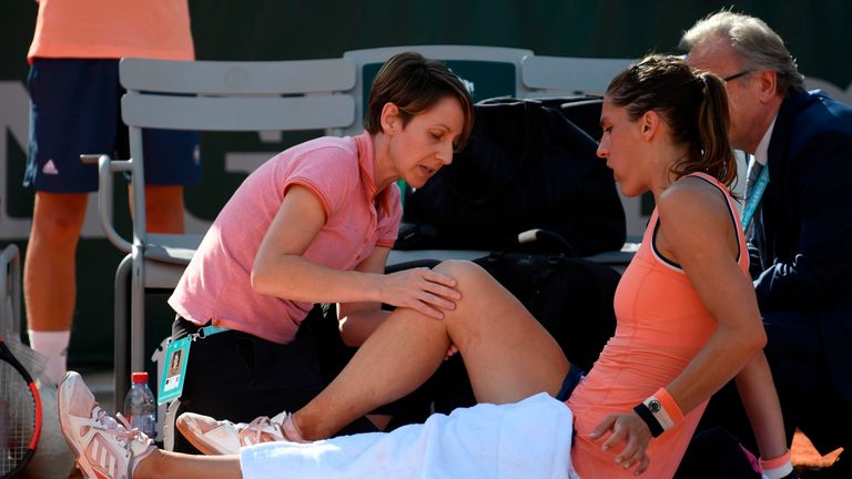 Andrea Petkovic wird gegen Halep im zweiten Satz von einer Knieverletzung beeinträchtigt.