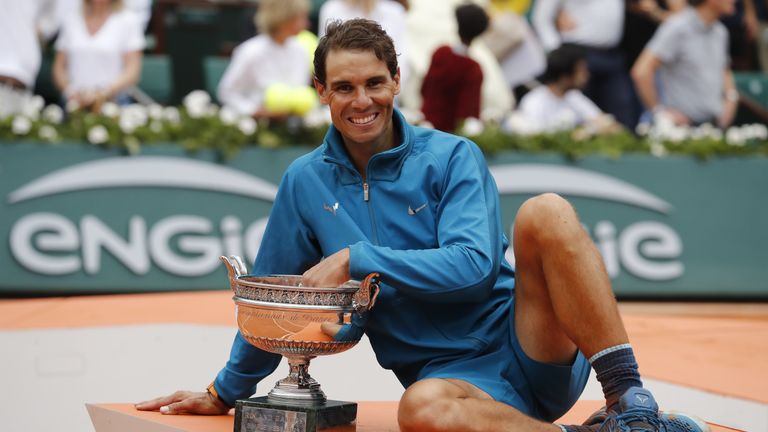 Rafael Nadal und die Trophäe der French Open: Eine ganz besondere Beziehung.