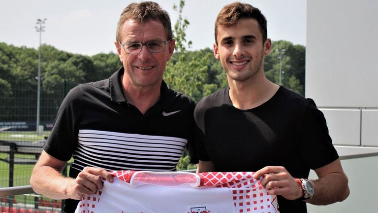 RB-Sportdirektor Ralf Rangnick präsentiert die zweiten Sommer-Neuzugang Marcelo Sarrachi (r.). (Bildquelle: Twitter/ DieRotenBullen)