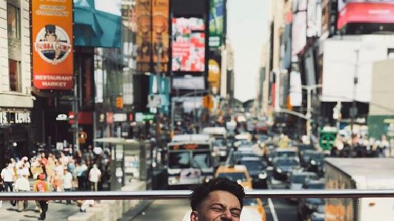 Sightseeing in New York. Robin Koch vom SC Freiburg hat gut lachen. Der Breisgau-Youngster scheint die Fahrt im Touristen-Bus zu genießen. (Quelle: www.instagram.com/_robin_k_/)