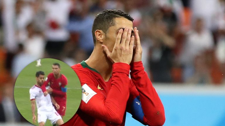 Cristiano Ronaldo verschießt gegen den Iran erst einen Elfmeter, dann holt er zum Ellenbogenschlag aus.