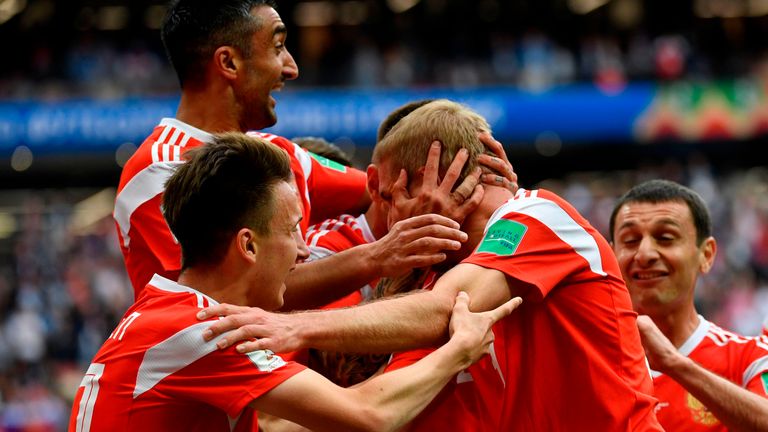 Russland setzt sich im Eröffnungsspiel der WM deutlich mit 3:0 gegen Saudi-Arabien durch.