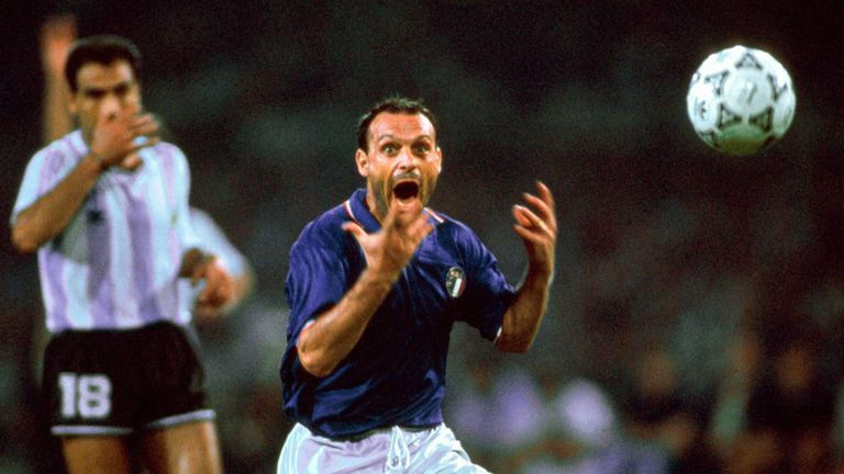 Seine sieben Tore waren nicht genug: Obwohl Salvatore "Toto" Schillaci sich bei der Heim-WM in bester Torlaune zeigte, platzte Italiens WM-Traum 1990 im Halbfinale.