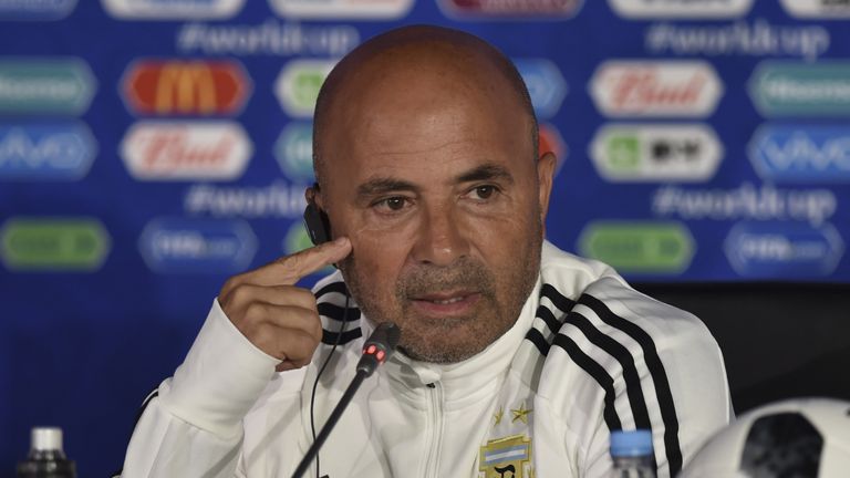 Jorge Sampaoli sorgt bei der PK für eine Überraschung.