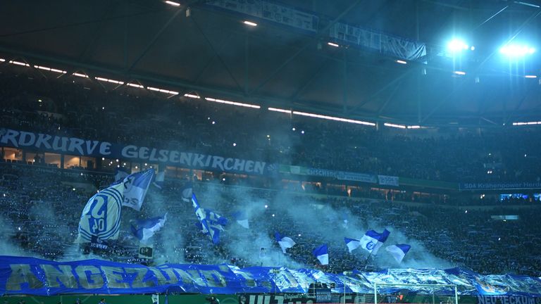 Schalke-Fans zünden Pyrotechnik vor dem DFB-Pokalspiel gegen den VfL Wolfsburg im Februar.