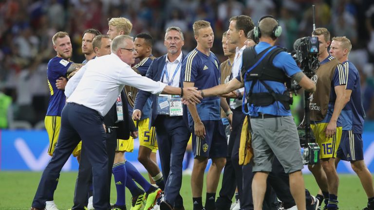 Nachdem der Wirbel sich gelegt hat geben sich Schwedens Trainer Andersson und DFB-Manager Bierhoff die Hand.