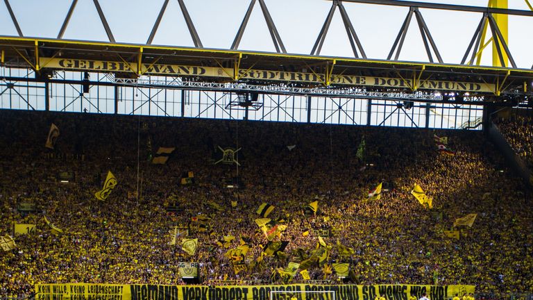 Borussia Dortmund erhöht das Fassungsvermögen im Signal-Iduna-Park.