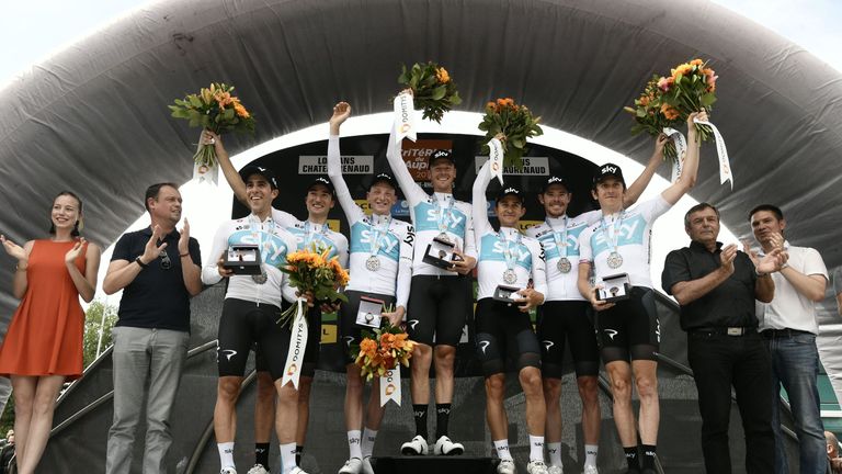 Das Team Sky feiert den Sieg beim Mannschaftszeitfahren.