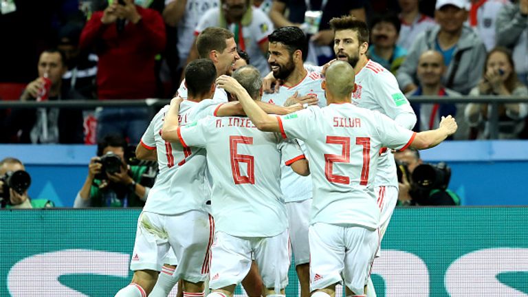 Diego Costa (Mitte) feiert sein Siegtor für Spanien gegen den Iran.