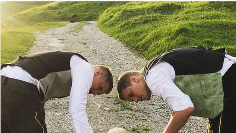 Die Zwillinge Lars und Sven Bender mögen es eher traditionell und verbringen ihre freie Zeit gemeinsam in den Bergen. Für die gebürtigen Rosenheimer darf die Tracht nicht fehlen. (Quelle: www.instagram.com/benderzwillinge/)