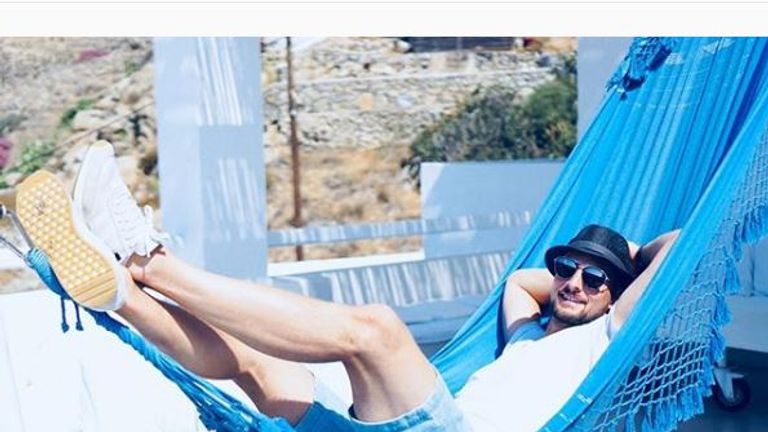 Eine turbulente Saison liegt hinter Sven Ulreich. Der Keeper vom FC Bayern lässt diese verrückte Spielzeit nochmal in einer Matte bei Sonnenschein Revue passieren (Quelle: www.instagram.com/svenulreichoffiziell/)