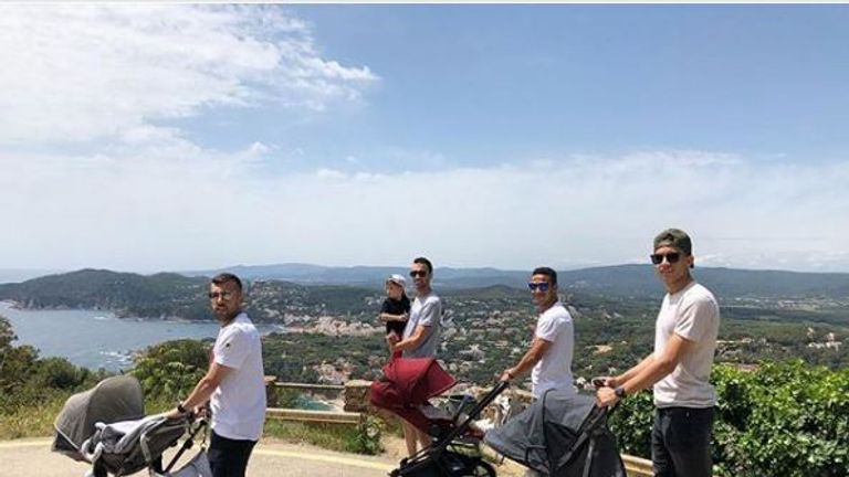 Ein prominenter Vater-Treff: Jordi Alba, Sergio Busquets, Thiago und Marc Bartra (v.l.) fahren ihre Kinder spazieren. Mittlerweile sind drei der vier Spanier aber auf dem Weg nach Russland (Quelle: www.instagram.com/thiago6/)