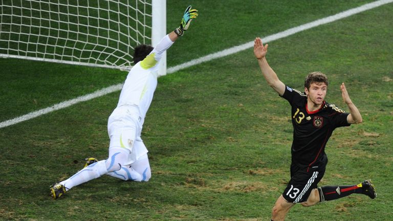 Auch 2010 ging der Goldene Schuh nach Deutschland: Wie drei andere Spieler traf Thomas Müller beim Turnier in Südafrika fünf Mal, lieferte zudem aber mehr Assists als die Konkurrenz und sicherte sich damit den Edelschuh.