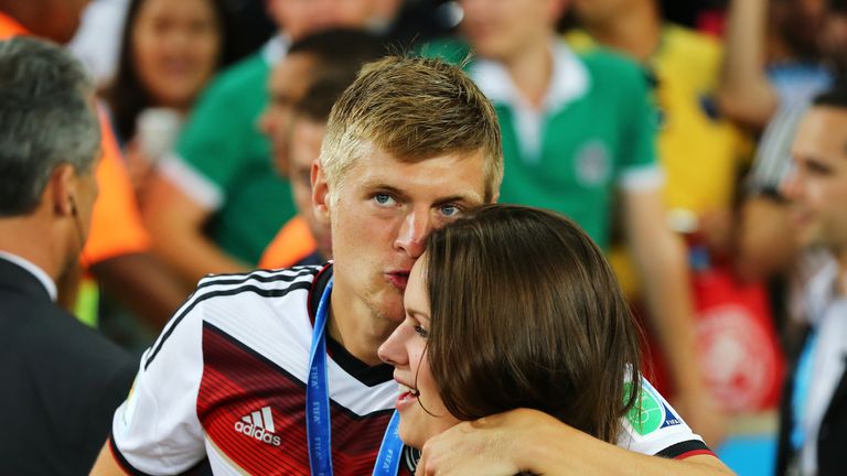 Da war die Welt noch in Ordnung: Kroos mit seiner Jessica nach dem WM-Finale 2014.