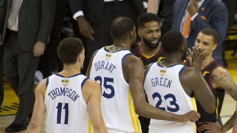 Tristan Thompson (3. v. r.)  von den Cleveland Cavaliers gerät in Spiel 1 der NBA Finals mit dem höhnisch applaudierenden Draymond Green aneinander. 