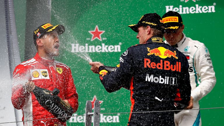 Sebastian Vettel (l.) gewinnt in Montreal sein 50. Rennen.