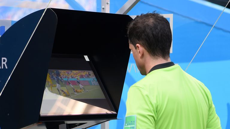 Bei der Partie Frankreich gegen Australien kommt es erstmals zum Einsatz des Videobeweises bei der WM.