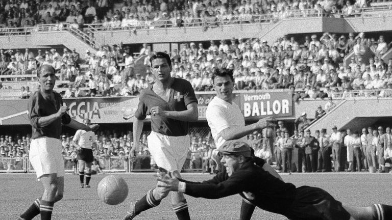 Auch Österreich feierte 1954 einen Erfolg dank der 'Lostrommel': Das Team wurde so zum Sieger der Gruppe 3 vor Uruguay erklärt. In diesem Bild sieht man die Österreicher beim Viertelfinalspiel gegen Gastgeber Schweiz (7:5).