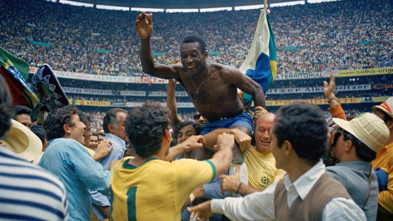 Weltmeister Brasilien und Pele überstrahlen 1962 alles. Im Finale siegt die Selecao 3:1 gegen die Tschechoslowakei. Deutschland scheitert im Viertelfinale gegen Jugoslawien (0:1). Ganz ohne Losentscheid.