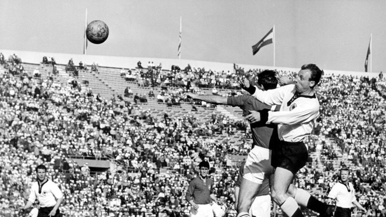 1962: HSV-Legende Uwe Seeler köpft beim Gruppenspiel in Santiago de Chile gegen die Schweiz aufs Tor. Deutschland gewinnt 2:1. Dass sich Marokko in der Afrika-Qualifikation per Los gegen Tunesien durchsetzte, ist nur eine Randnotiz.