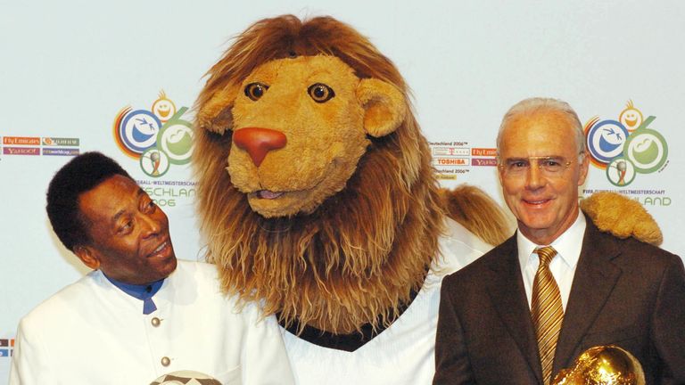 Wir alle erinnern uns ans Sommermärchen 2006 in Deutschland, und natürlich auch an die Maskottchen Goleo und Pille (hier im Bild mit Franz Beckenbauer und Pele).