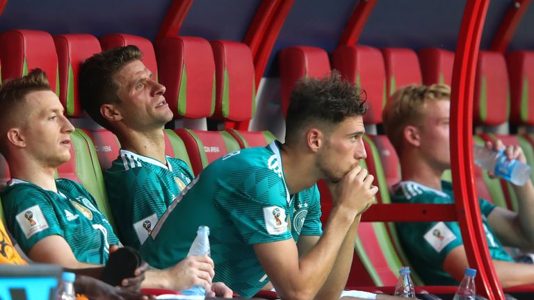 Marco Reus, Thomas Müller, Leon Goretzka und Julian Brandt sitzen nach dem 0:2 gegen Südkorea enttäuscht auf der Bank.
