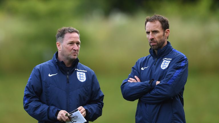 Englands Nationaltrainer Gareth Southgate (r.) und sein Assistent Steve Holland.