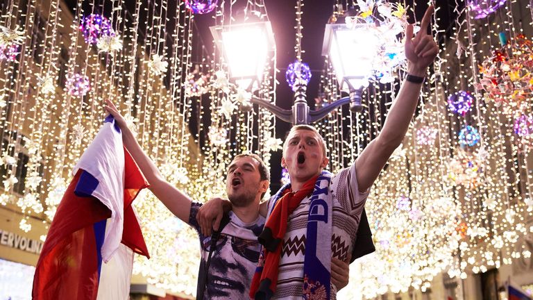 Die russischen Fans feiern den zweiten Sieg der Sbornaja. Mit Bier können sie wohl aber nicht auf den Erfolg anstoßen.