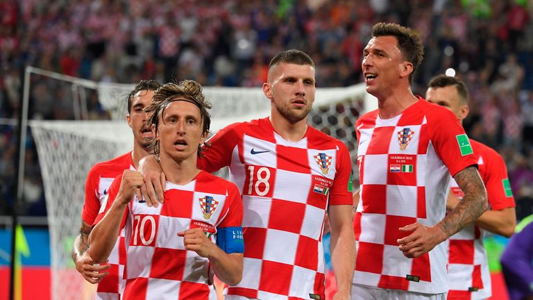 Luka Modric (l.) erzielte beim 2:0-Sieg von Kroatien gegen Nigeria das zweite Tor per Elfmeter.