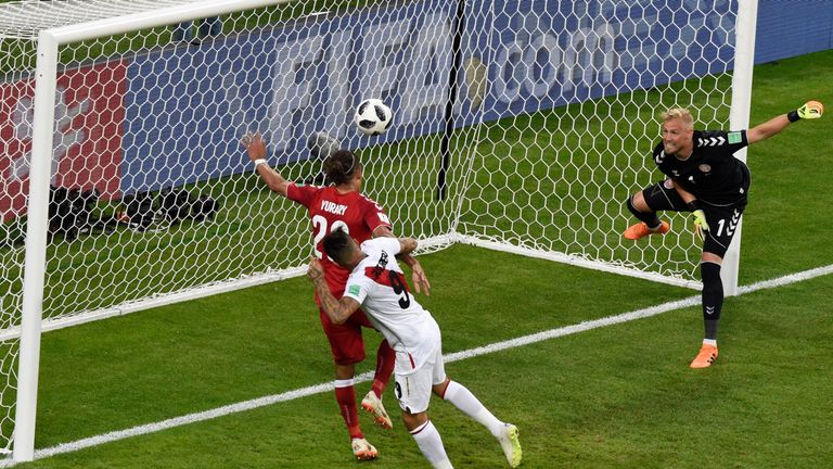 Dänemarks Torschütze Yussuf Poulsen (l.) rettet vor Perus Paulo Guerrero per Kopf vor der Torlinie.