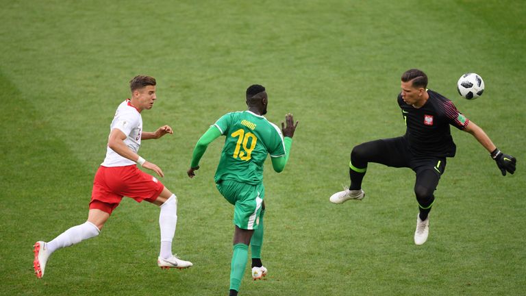 Senegals Mbaye Niang (M.) erzielt das 2:0 gegen Polen,  Jan Bednarek und Torwart Wojciech Szczesny sehen alt aus.